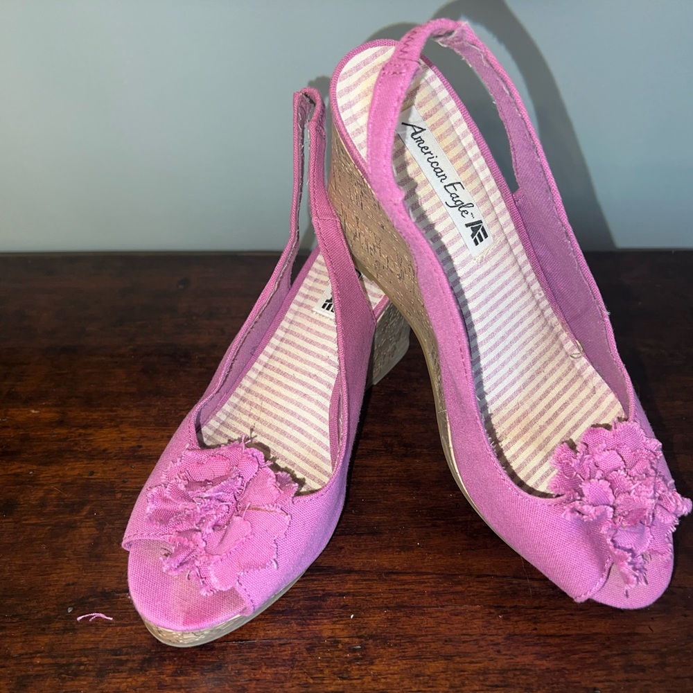 American Eagle Women’s Linen‎ & Cork Purple Wedges with Floral Embellishment 9.